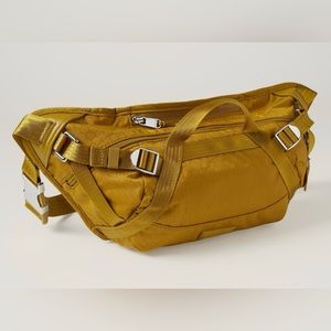 BNWT Athleta Excursion Crossbody Waistbag Large Belt Bag for Hiking, Traveling